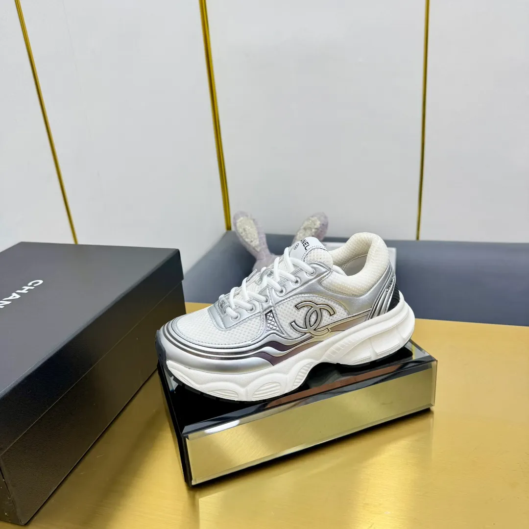 👟👟Ex-factory price 680👟👟 Upgraded version, upgraded version, upgraded version! No rebuttal accepted! ! ! ! Chanel Chanel dad shoes, couples' model for men and women - 2025 top casual sports shoes in the counter. This classic design; the upper is electro-embroidered with various techniques; ❷The inner lining is made of: original Yangli + net ❸The outsole is based on: the original TPU combination outsole. The full set of boutique packaging for women 35–41